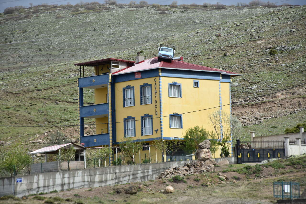 Kendisi öldü, ilginç fikri çatıda kaldı 1